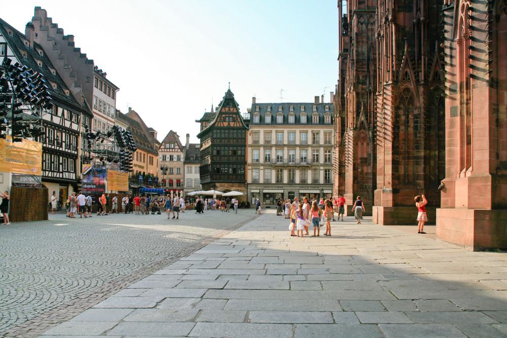 PLACE DE LA CATHEDRAL