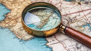 magnification-mettant-evidence-zone-specifique-vieille-carte_653240-50057